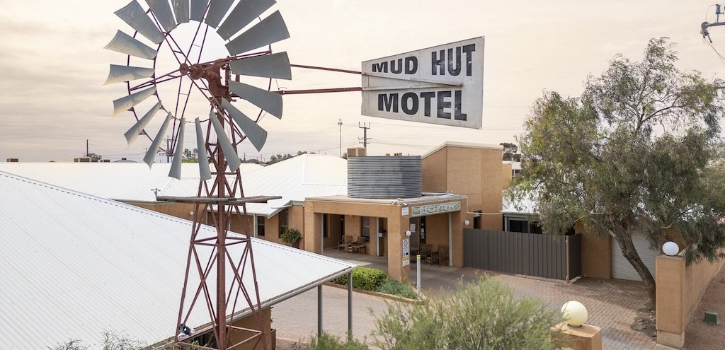 'Substantial reinvestment': Nab Coober Pedy’s biggest caravan park and oasis pool